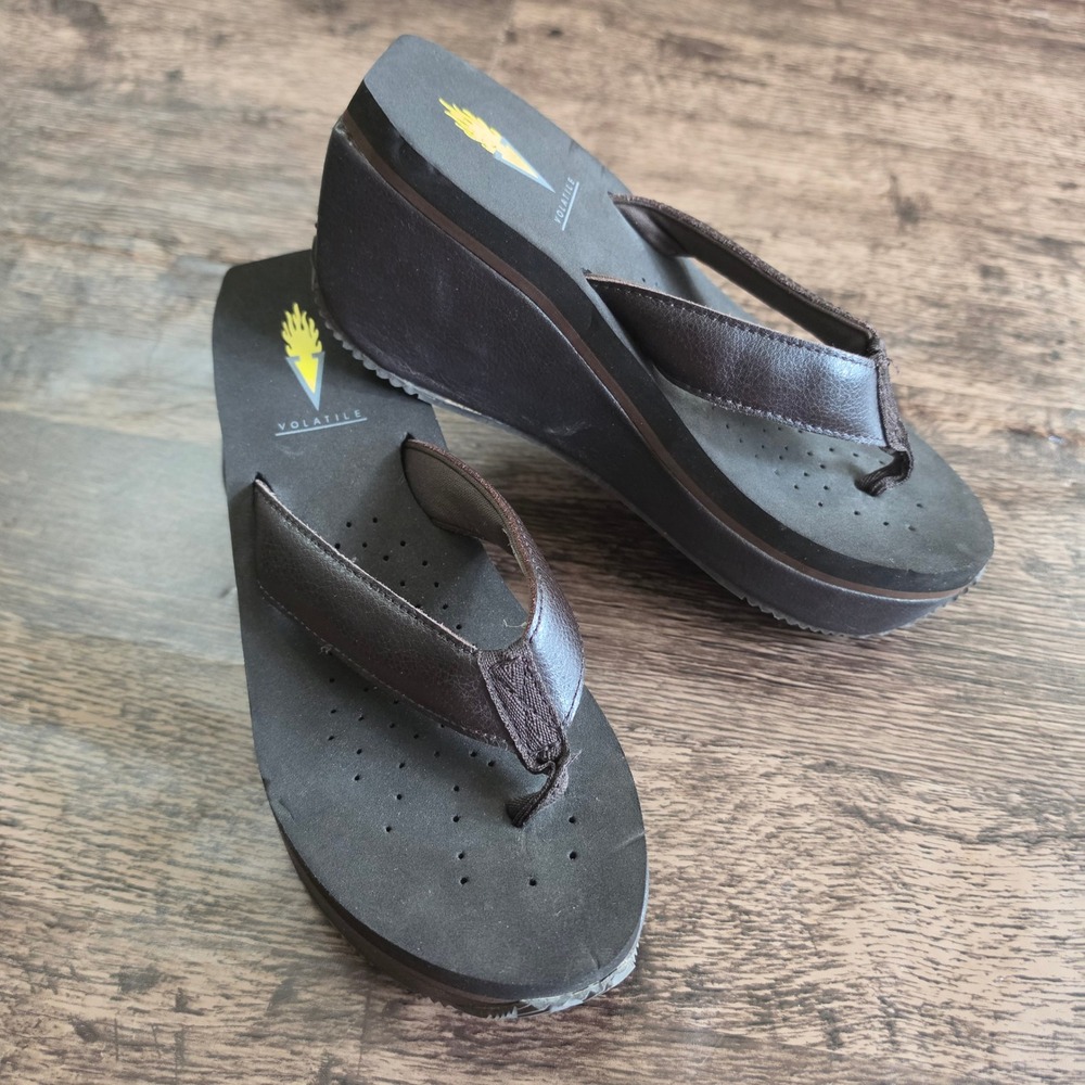 VOLATILE Platform Wedge Flip Flops Womens Size 7 Brown Leather Y2K Sandals